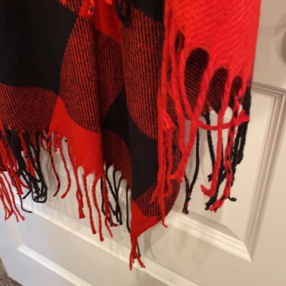 Nwot Fleece Blanket Poncho Cardigan One Size Red Black Buffalo Check Fringe Warm - Picture 4 of 9
